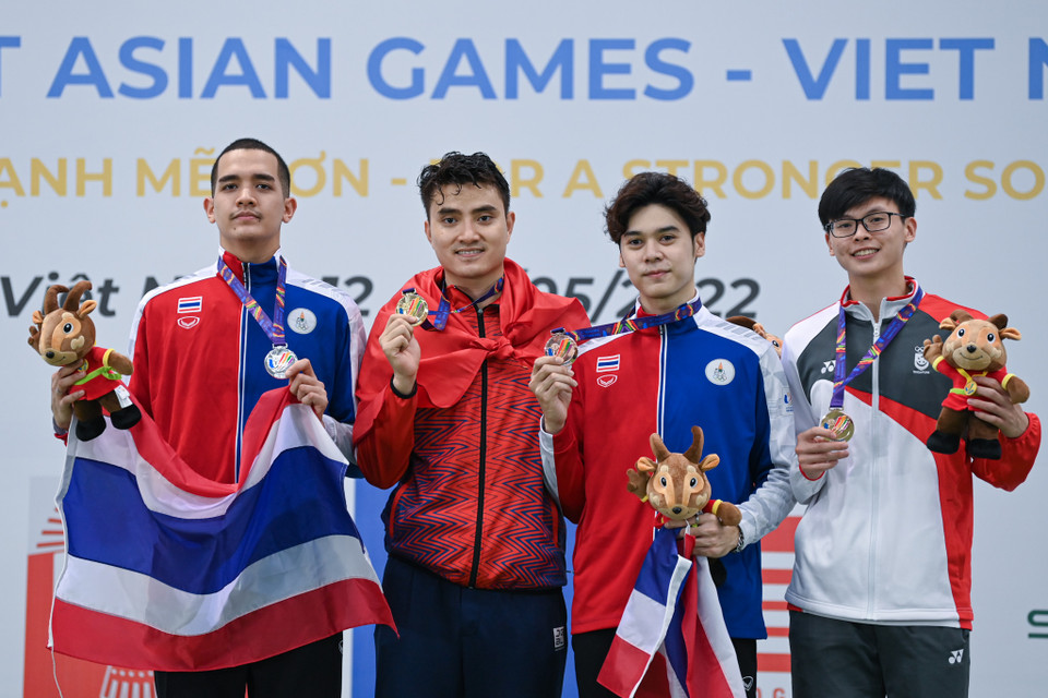 Vũ Thành An lên bục nhận huy chương cùng các nước bạn. (Ảnh: Minh Sơn/Vietnam+)