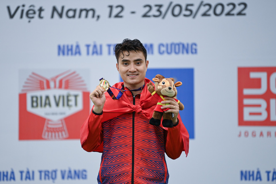 Tấm huy chương Vàng cũng khép lại ngày thi đấu đầu tiên của tuyển đấu kiếm Việt Nam. (Ảnh: Minh Sơn/Vietnam+)