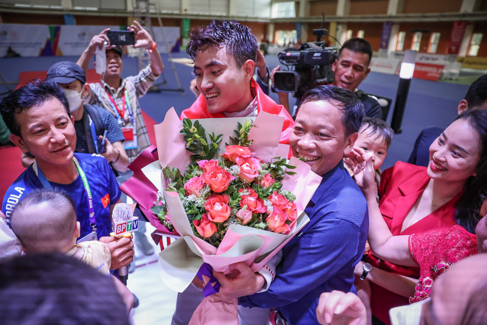 Cả gia đình Vũ Thành An cũng có mặt để chia vui cùng kiếm thủ xuất sắc của Việt Nam. (Ảnh: Minh Sơn/Vietnam+)