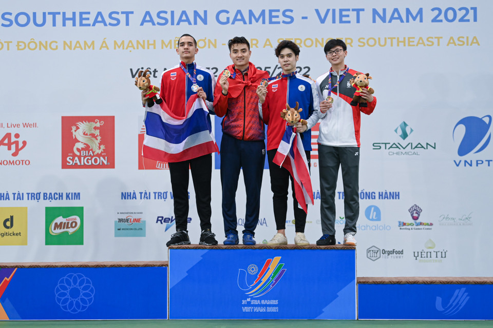 Vũ Thành An cùng vận động viên các nước lên bục nhận huy chương. (Ảnh: Minh Sơn/Vietnam+)