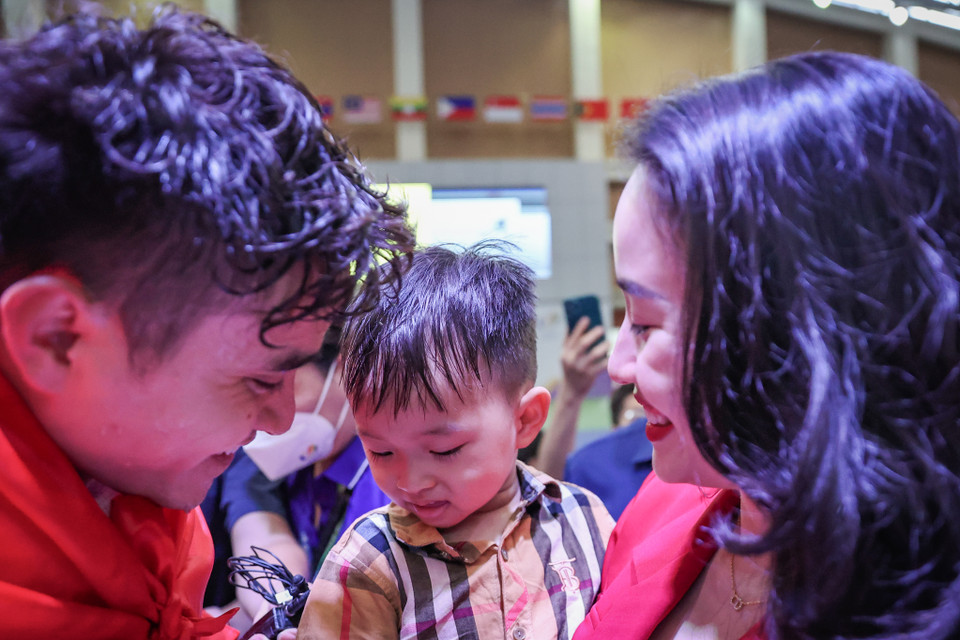 Cả gia đình Vũ Thành An cũng có mặt để chia vui cùng kiếm thủ xuất sắc. (Ảnh: Minh Sơn/Vietnam+)