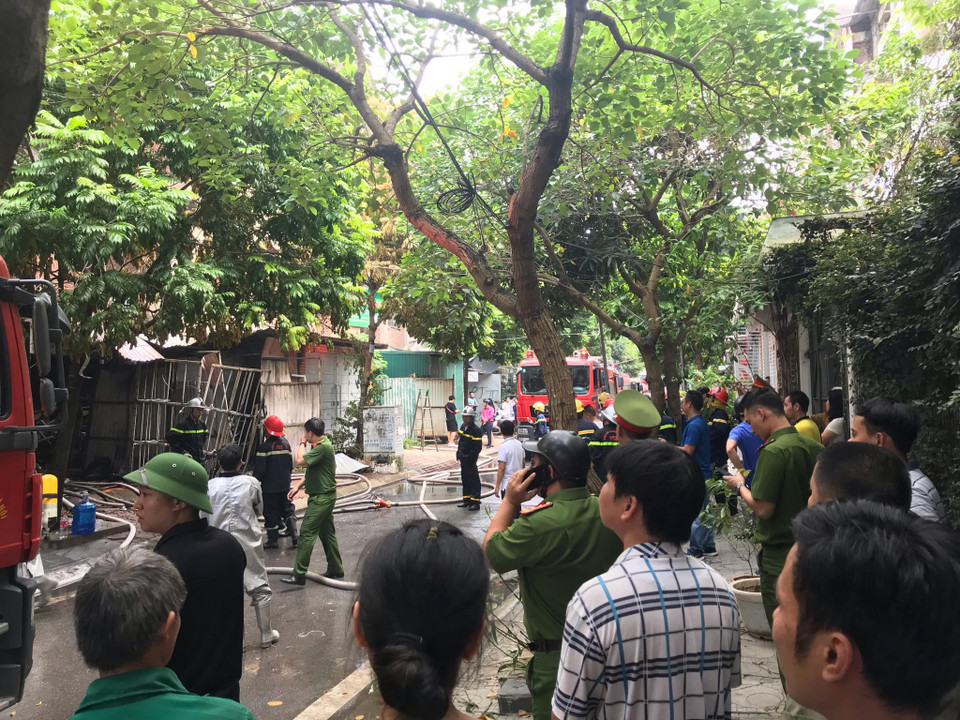 Những nhân chứng có mặt tại hiện trường cho hay: Vào khoảng thời gian trên, họ bỗng ngửi thấy mùi khét. Ngay sau đó, các nhân chứng phát hiện khói đen cùng ngọn lửa dữ dội bốc lên từ căn nhà dùng để sản xuất ghế sofa. (Ảnh: PV/Vietnam+)
