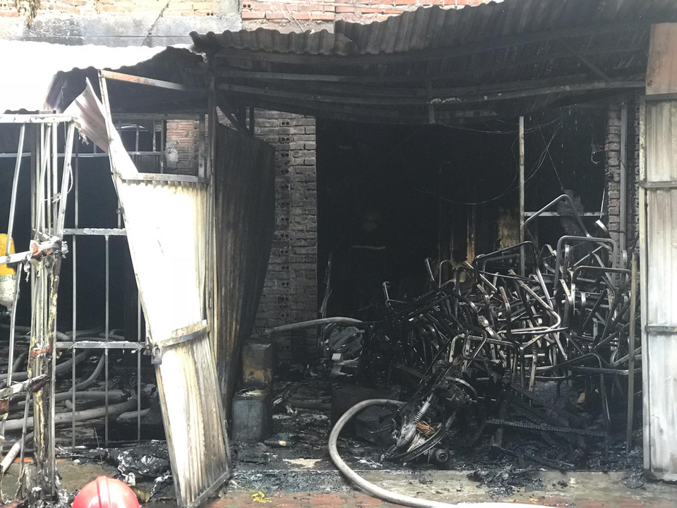 Một đám cháy lớn đã bùng phát và lan ra, bao trùm 2 căn nhà tại khu đô thị Trung Văn Vinaconex 3, phường Trung Văn, quận Nam Từ Liêm, Hà Nội. (Ảnh: PV/Vietnam+)