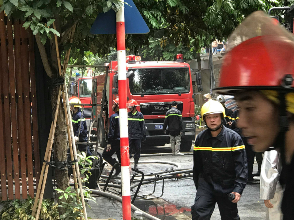 Ngọn lửa lớn đã nhanh chóng thiêu hủy toàn bộ vật dụng khu vực tầng 1 của hai tòa nhà. Khói cũng bám đen kịt trên tường ngoài của các căn biệt thự này. (Ảnh: PV/Vietnam+)