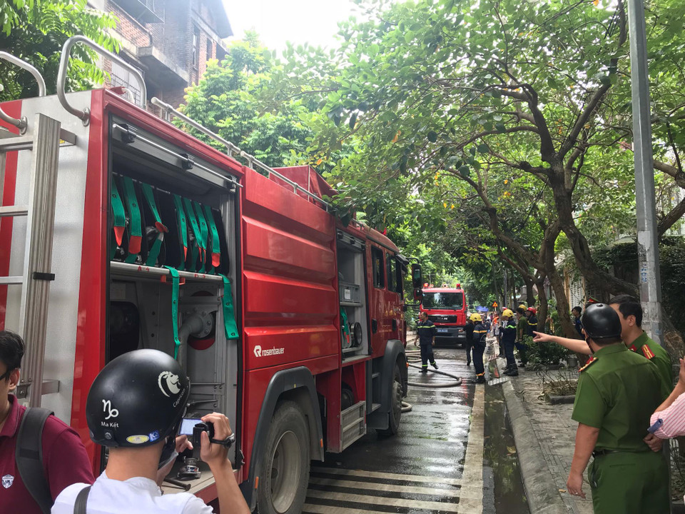 Theo nhiều người dân, nhiều khả năng vẫn còn có nạn nhân mắc kẹt bên trong hiện trường. Sự việc trên xảy ra vào khoảng 10 giờ 45 phút sáng nay, 14/10. (Ảnh: PV/Vietnam+)