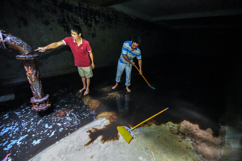 Công ty Viwaco đã cắt cử khoảng hơn 30 nhân công thay phiên nhau thực hiện công tác thau dọn bể cho các toà chung cư cũng như súc xả hệ thống đường ống, bể chứa do Công ty quản lý. (Ảnh: PV/Vietnam+)