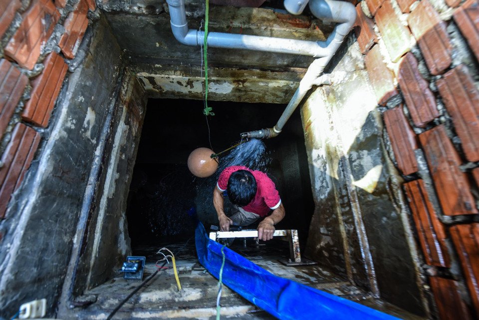 Chiều 18/10, cán bộ công nhân Viwaco phối hợp cùng cư dân một tòa nhà chung cư thuộc khu đô thị Trung Hoà - Nhân Chính triển khai thau dọn toàn bộ nước trong hai bể ngầm và bể mái của tòa nhà. Đây là một trong những toà sử dụng nguồn nước do Công ty nước sạch sông Đà cung cấp. (Ảnh: PV/Vietnam+)