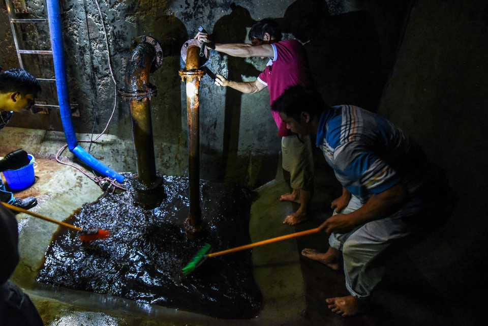 Ông Hùng còn cho hay, cách đây khoảng 6 tháng, cư dân tòa nhà lau rửa bể một lần nhưng không hề có hiện tượng này. (Ảnh: PV/Vietnam+)