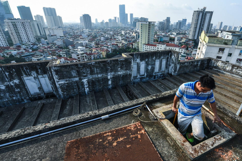 Bà Nguyễn Thị Phúc - Trưởng ban Quản trị tòa nhà cho biết trước mắt sẽ tiến hành thau rửa bể, làm lại hệ thống chống thấm thậm chí đưa hóa chất tẩy rửa xuống để làm thật sạch bể ngầm rồi mới tiếp tục đưa nước sạch vào để sử dụng. (Ảnh: PV/Vietnam+)
