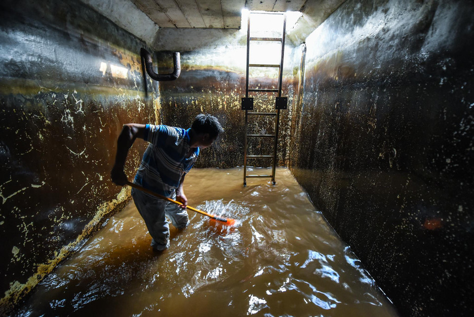Việc thau rửa bể sẽ giúp đảm bảo chất lượng nước sinh hoạt cho người dân. (Ảnh: PV/Vietnam+)