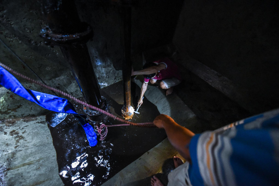 Toàn bộ hơn 200 m3 nước cũ ở bể sẽ được máy bơm công suất lớn hút hết ra ngoài. (Ảnh: PV/Vietnam+)