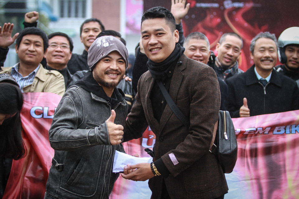 Câu lạc bộ xe TRIUMPH trao số tiền ủng hộ 48 triệu đồng cho ca sỹ Trần Lập. (Ảnh: Minh Sơn/Vietnam+)