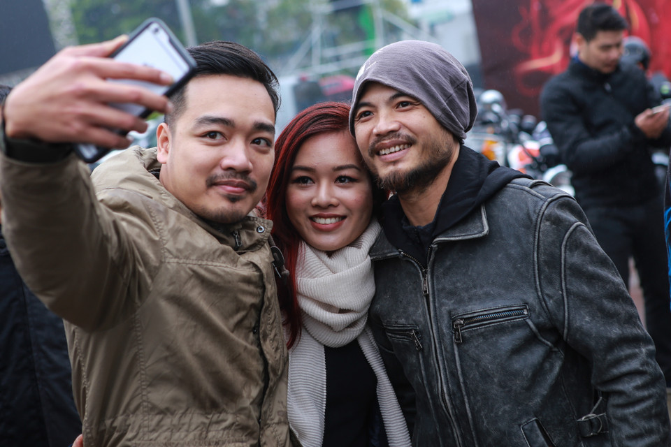 Liveshow ‘Bức Tường và những người bạn: Đôi bàn tay thắp lửa’ đã ra đời từ những ấp ủ, giấc mơ chung với ý nghĩa là “đôi bàn tay” của anh em nghệ sỹ cùng ‘thắp lửa’ hỗ trợ vật chất và tinh thần tới Trần Lập. (Ảnh: Minh Sơn/Vietnam+)