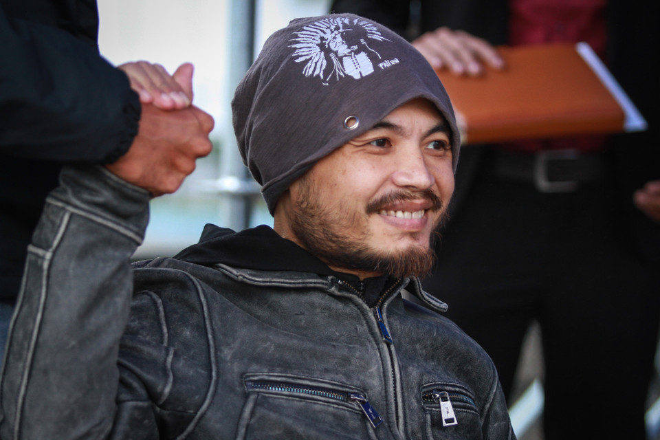 Những đôi bàn tay luôn nắm chặt như một lời cam kết sẽ luôn ở bên thủ lĩnh nhóm Bức Tường trong mọi hoàn cảnh. (Ảnh: Minh Sơn/Vietnam+)