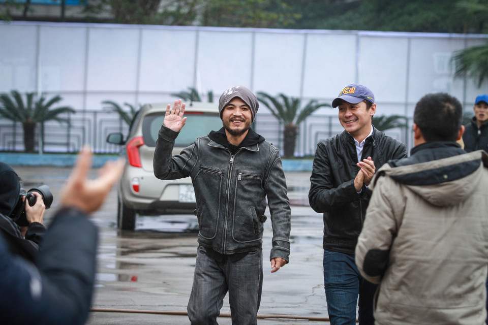 Sáng ngày 16/1, Trần Lập đã có mặt tại sân khấu để tổng duyệt cho liveshow. Thời gian này, anh đi lại rất khó khăn vì phần đùi bị nổi khá nhiều hạch. (Ảnh: Minh Sơn/Vietnam+)