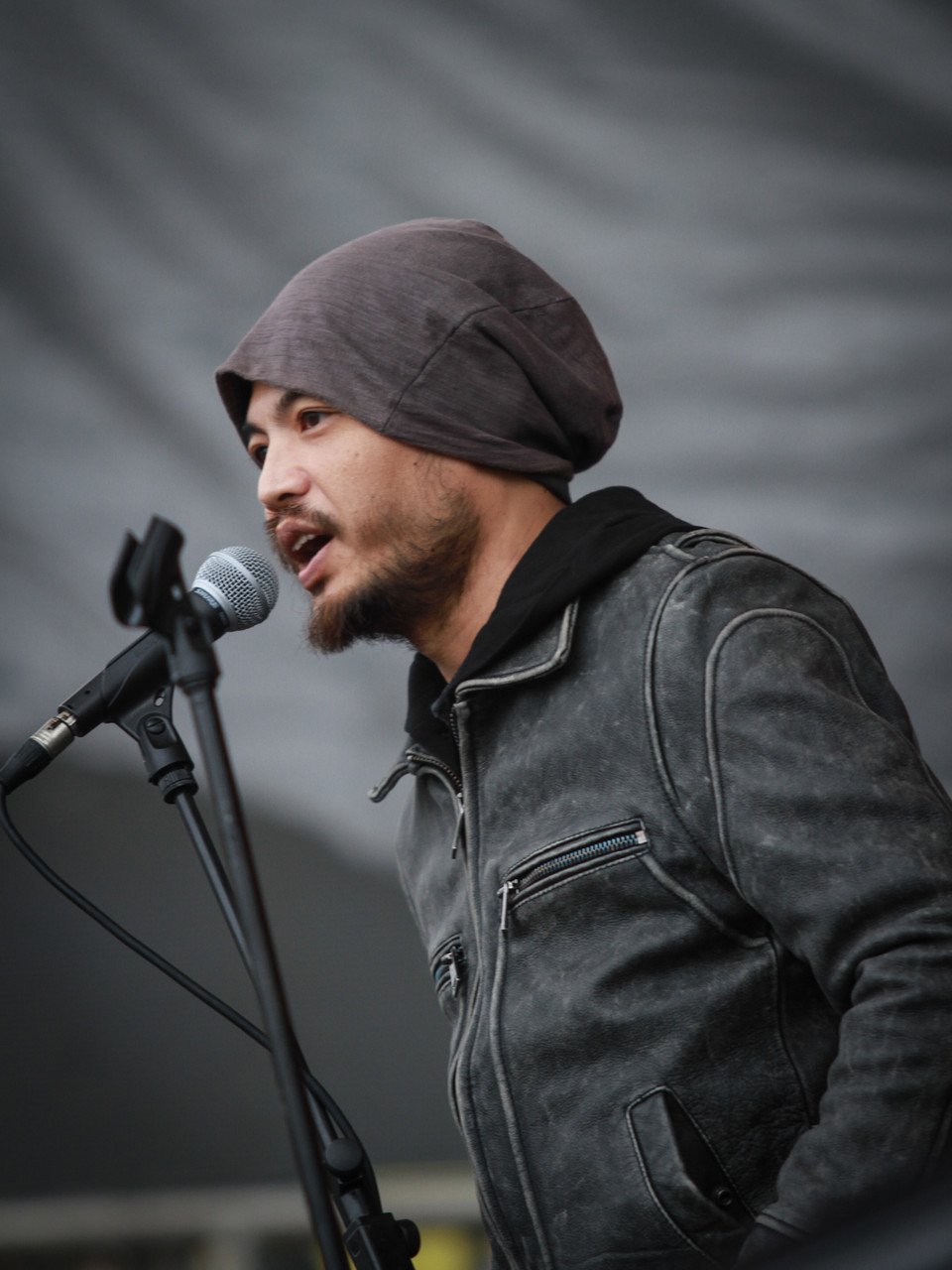 Do tác dụng phụ của thuốc, Trần Lập bị di chứng đau phần bụng. Trần Lập cho hay, điều này sẽ ảnh hưởng ít nhiều tới cột hơi khi hát. (Ảnh: Minh Sơn/Vietnam+)