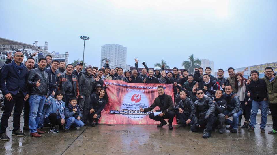 Sáng 16/1, một câu lạc bộ xe phân khối lớn tụ tập diễu hành từ Hồ Gươm về trung tâm triển lãm Giảng Võ để lan toả thông điệp ‘Chống ung thư’ cùng ca sỹ Trần Lập. (Ảnh: Minh Sơn/Vietnam+)