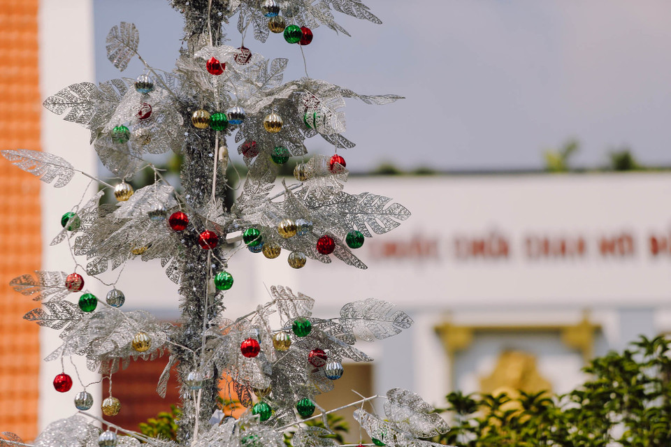 Nhà thờ mang lại cho khách tham quan cảm giác như đang tham dự một lễ Giáng sinh như ở nước ngoài. (Ảnh: PV/Vietnam+)