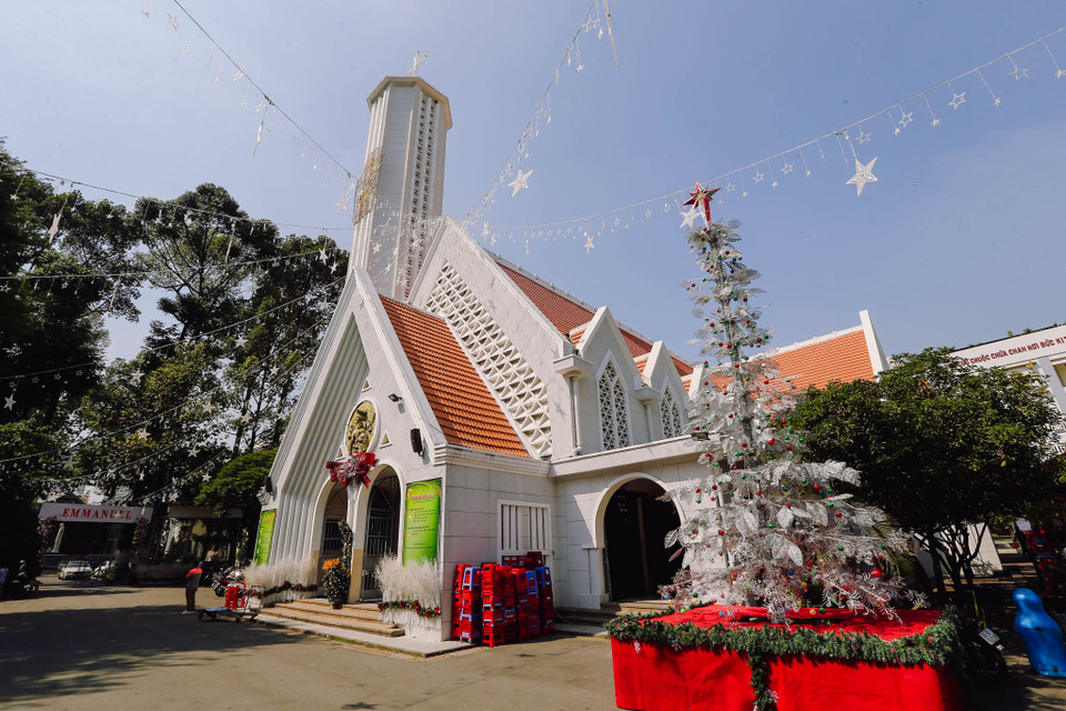 Nhà thờ dòng chúa cứu thế tọa lạc ở địa chỉ 38 Kỳ Đồng (Quận 3) được rất nhiều người dân lựa chọn để đến vào dịp Lễ Giáng sinh hàng năm. (Ảnh: PV/Vietnam+)