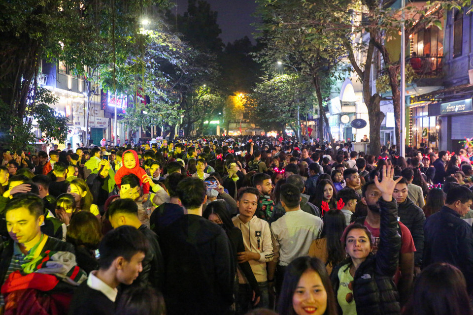  Lượng người đổ xuống đường đi chơi Noel đêm nay quá đông khiến nhiều tuyến phố quanh hồ Gươm, Nhà thờ Lớn ùn tắc kéo dài. (Ảnh: Minh Sơn/Vietnam+)