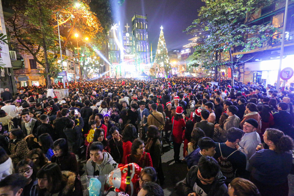 Trong dịp lễ Giáng sinh, phố phường Hà Nội đã được trang hoàng lộng lẫy với cây thông lấp lánh đèn màu, hình nộm người tuyết, tuần lộc chở ông già Noel nhuộm đỏ mọi góc phố. (Ảnh: Minh Sơn/Vietnam+)