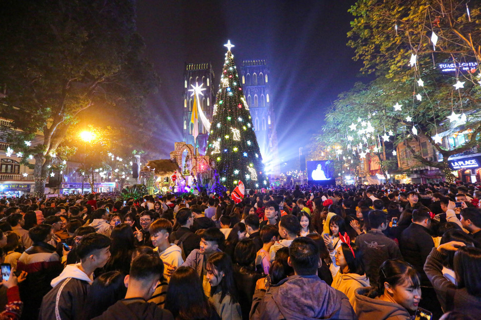 Tối 24/12, hàng vạn người dân Thủ đô đã đổ xô lên các nhà thờ lớn ở trung tâm Hà Nội. (Ảnh: Minh Sơn/Vietnam+)