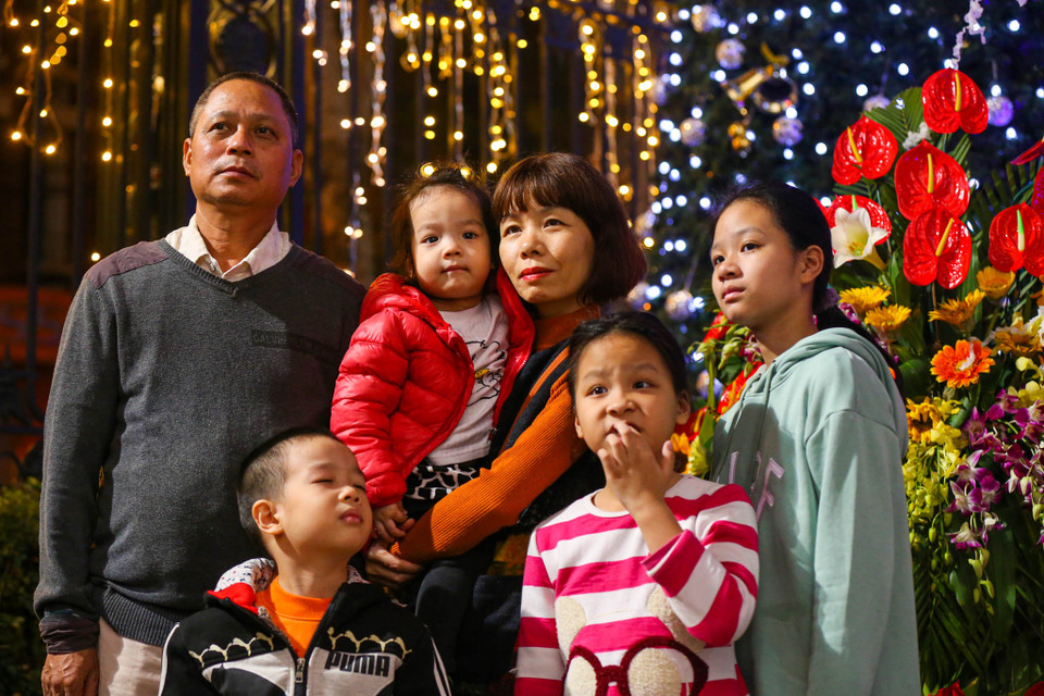  Thời tiết chỉ hơi se lạnh khiến dòng người đổ về đây mỗi lúc một đông. Chương trình liên hoan ca nhạc được Nhà thờ Lớn Hà Nội tổ chức với nhiều tiết mục đặc sắc. (Ảnh: Minh Sơn/Vietnam+)