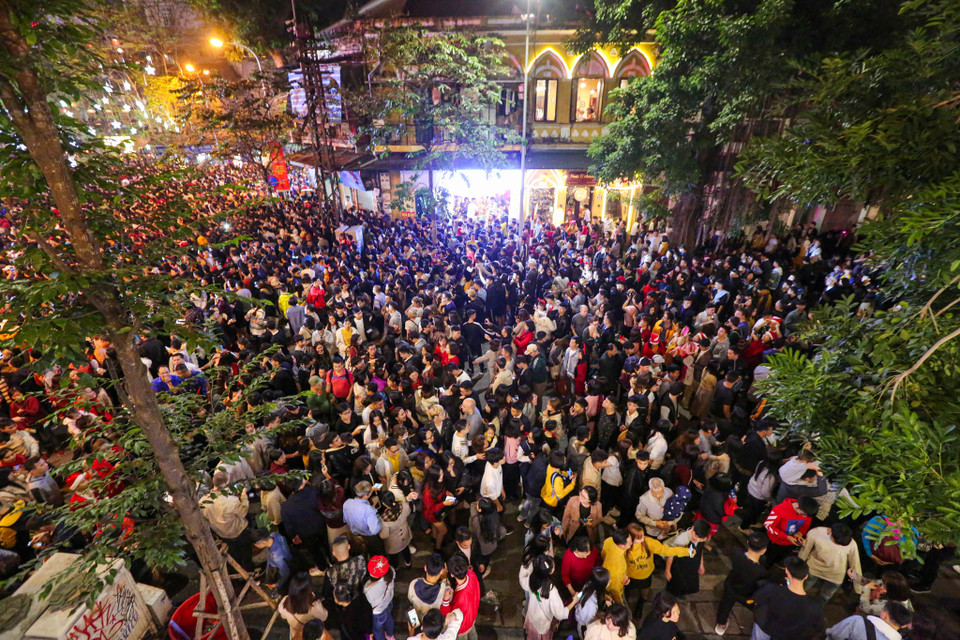 Tại khu vực Nhà thờ Lớn Hà Nội, ngay từ chập tối đã rất đông người dân đổ về đây dự lễ đón chờ một trong những lễ hội lớn nhất năm của Thiên chúa giáo. (Ảnh: Minh Sơn/Vietnam+)