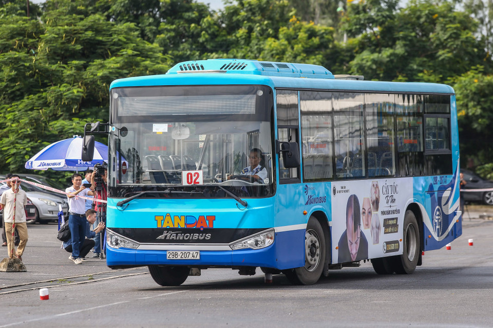 Đây là yếu tố có tác động rất lớn tới hiệu quả công tác nâng cao chất lượng dịch vụ xe buýt của Thủ đô, nhằm thu hút người dân tham gia nhiều hơn vào việc sử dụng dịch vụ vận tải hành khách công cộng, góp phần giảm ùn tắc, tai nạn giao thông, xây dựng văn minh đô thị. (Ảnh: Minh Sơn/Vietnam+)