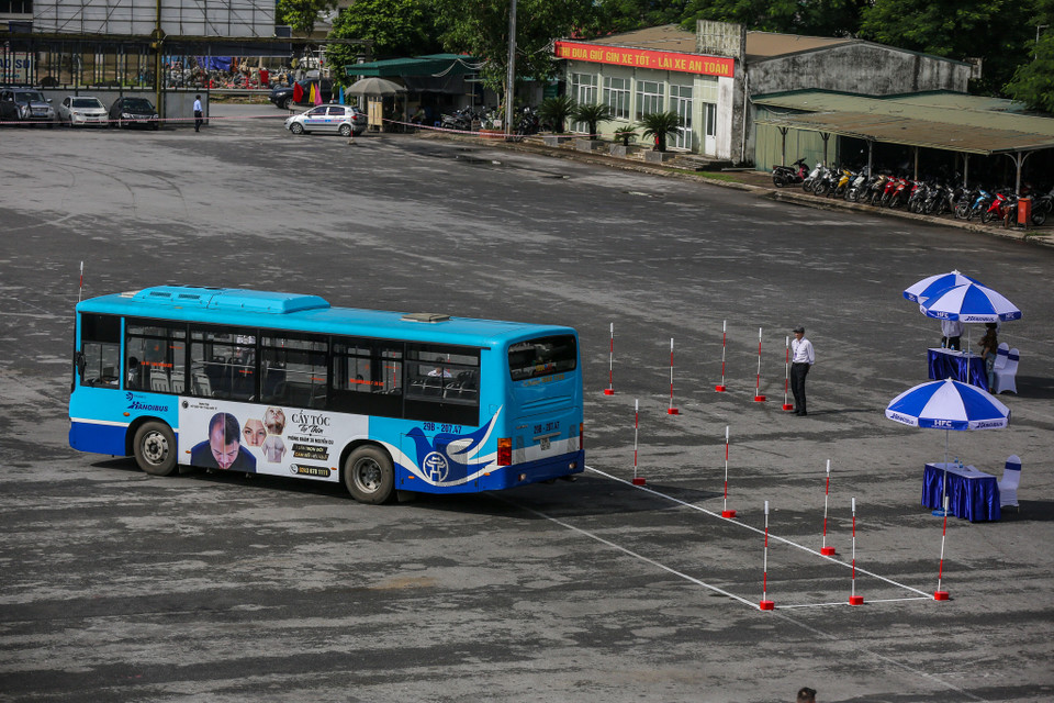 Phần thi thực hành thực hành lái xe bao gồm10 bài liên hoàn trên sa hình như: Ghép xe vào nơi đỗ (ghép ngang); Lùi chuồng (ghép dọc); Lái xe tiến, lùi qua hình chữ chi; Quay đầu xe trong sân hẹp; Đi xe qua đường vòng quanh; Đi xe qua hàng đinh,... (Ảnh: Minh Sơn/Vietnam+)