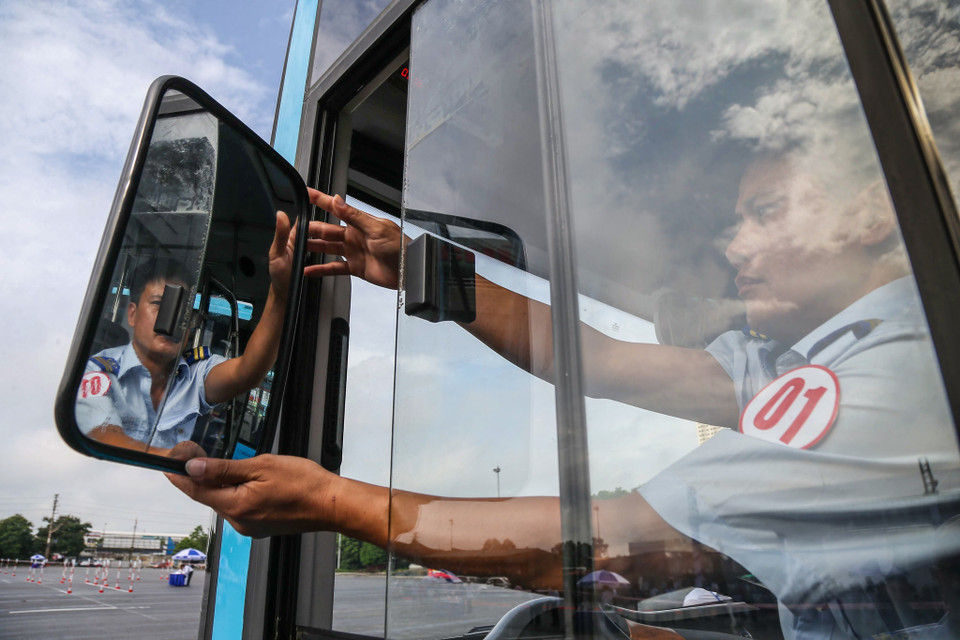 Tranh tài tại Hội thi năm nay là sự góp mặt của 22 Công nhân lái xe buýt tiêu biểu đến từ 11 đơn vị hoạt động trong lĩnh vực vận tải hành khách công cộng của Transerco. (Ảnh: Minh Sơn/Vietnam+)