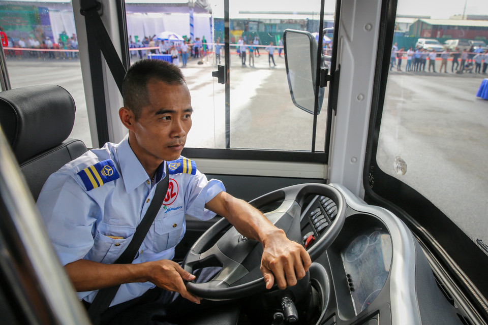 Tài xế Lê Quang Đức đang tập trung hoàn thành bài thi của mình. Anh Đức đã có 15 năm kinh nghiệm lái xe buýt tại Hà Nội. Hiện tại anh Đức đang lái tuyến xe buýt 110 từ Sơn Tây đi Đá Chông. (Ảnh: Minh Sơn/Vietnam+)