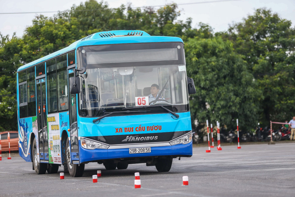 Bài thi đi qua hai hàng đinh khiến nhiều tài xế 'toát mồ hôi hột'. (Ảnh: Minh Sơn/Vietnam+)
