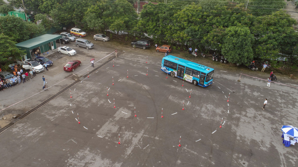 Hội thi là dịp để đội ngũ lái xe buýt có điều kiện nâng cao kiến thức, kỹ năng nghiệp vụ và tay nghề; vừa là dịp để giao lưu, trau dồi học hỏi kinh nghiệm lẫn nhau. (Ảnh: Minh Sơn/Vietnam+)