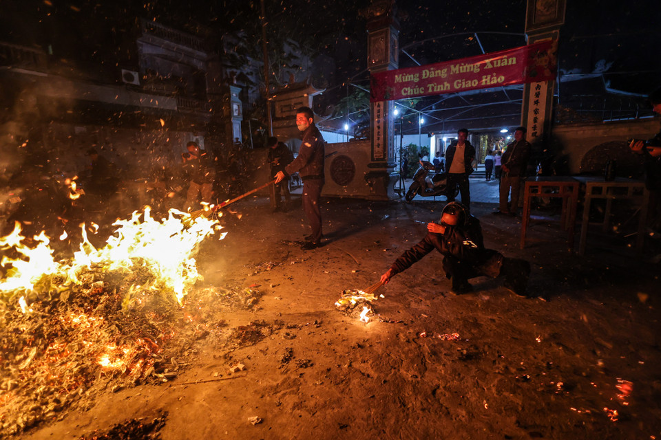 Sau khi lấy được lửa về, người dân dâng lên bàn thờ tổ tiên, cầu cho gia đình sức khỏe và gặp nhiều may mắn trong năm. Theo quan niệm xưa, lễ hội này không chỉ mang lại may mắn cho mọi người mà cả năm gia đình sẽ thuận buồm xuôi gió. (Ảnh: Minh Sơn/Vietnam+)