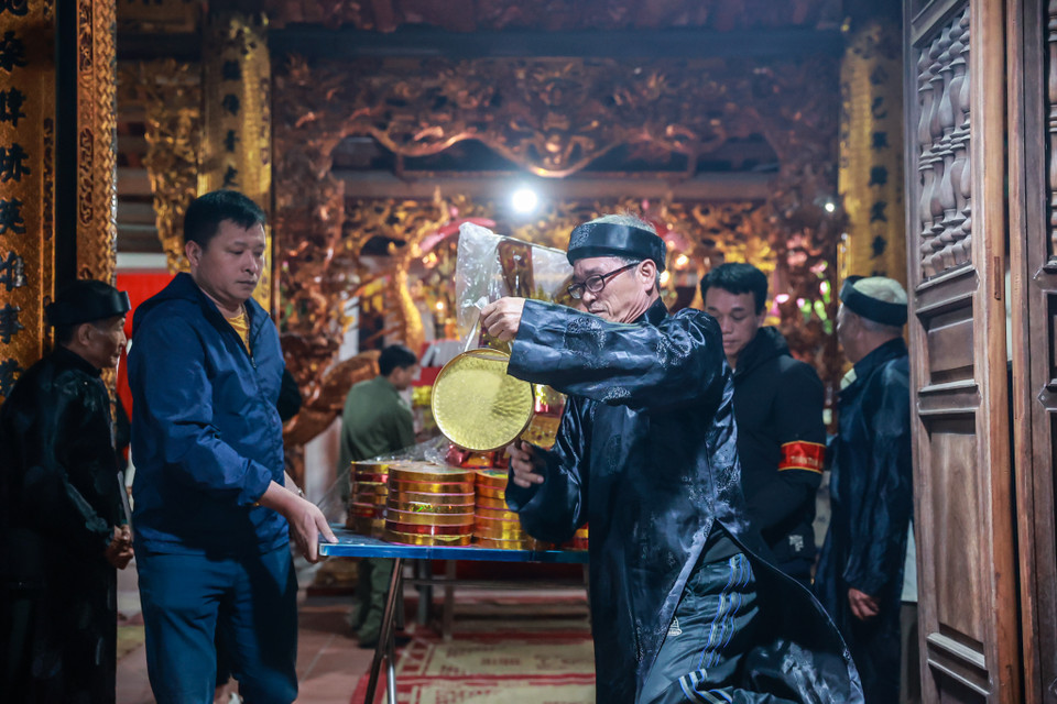 Các vị cao niên trong làng sẽ đánh chiêng, trống báo hiệu đến giờ tiến hành nghi lễ truyền thống từ ngàn xưa trong sự chờ đợi của hàng trăm người dân làng. (Ảnh: Minh Sơn/Vietnam+)