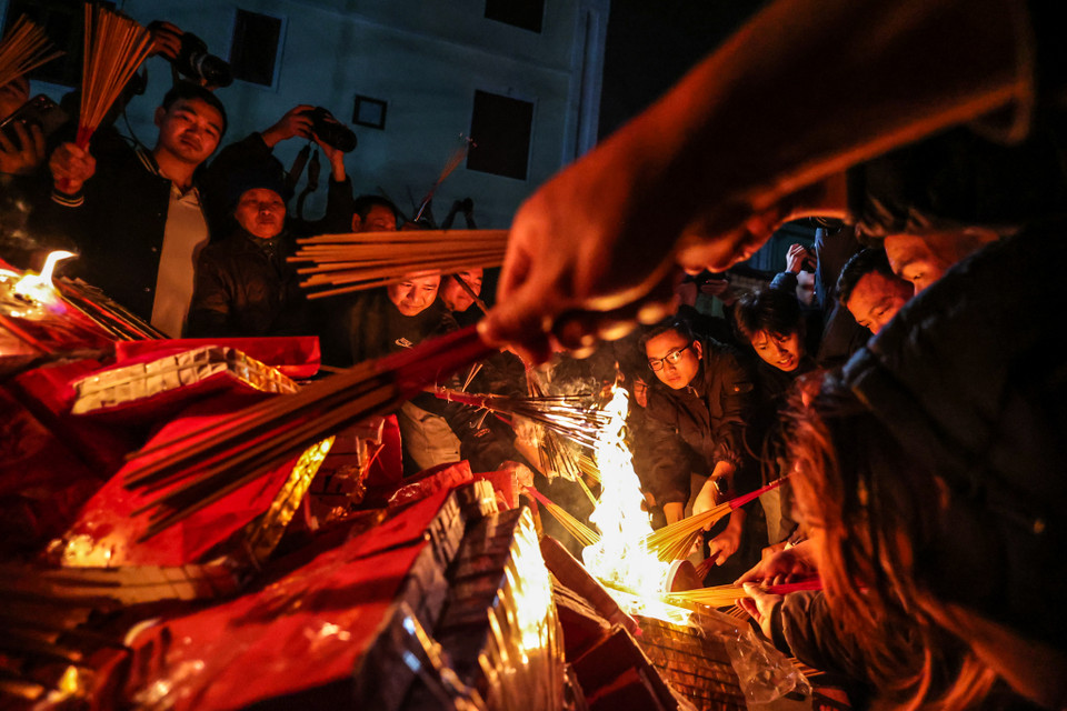 Toàn bộ vàng mã người dân dâng lên đình dịp Tết được đem đốt, chia lửa cho dân làng lấy may. (Ảnh: Minh Sơn/Vietnam+)