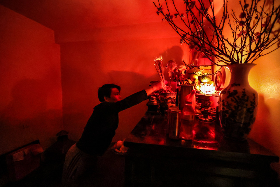 Anh Thắng hào hứng chia sẻ gia đình mình đã có hơn 30 năm xin lửa để cầu mong một năm may mắn, tài lộc. (Ảnh: Minh Sơn/Vietnam+)