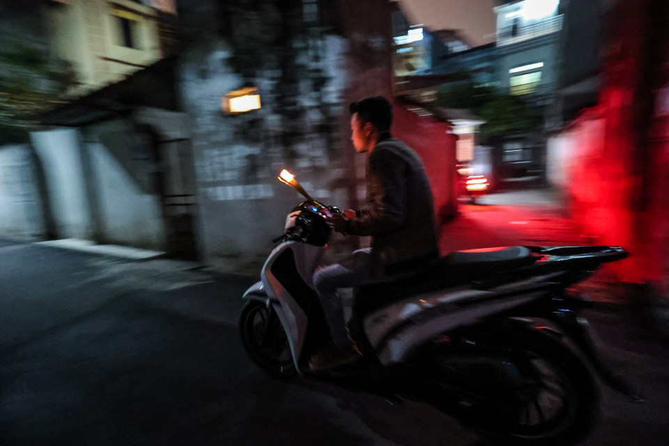 Ngọn lửa bùng cháy lớn tạo nên một không khí vui tươi, hối hả. Người nào xin được lửa phải nhanh chóng chạy về nhà kịp cắm lên ban thờ nhà mình. (Ảnh: Minh Sơn/Vietnam+)