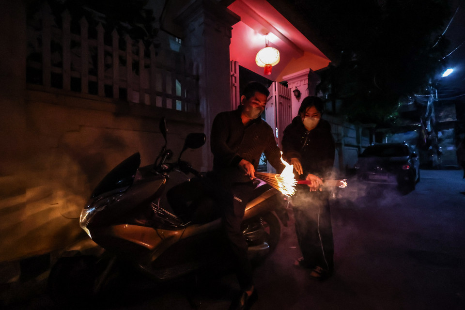 Dân làng quan niệm, ai mang lửa về nhà mình nhanh nhất sẽ được may mắn. (Ảnh: Minh Sơn/Vietnam+)