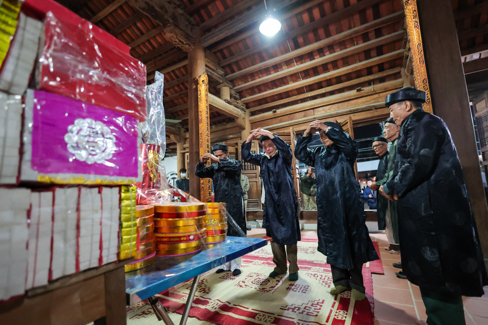 Đã thành tục lệ, tối 1/2 (Tức 11/1 Âm lịch hàng năm) tại đình làng An Định (Nghĩa Lộ, Yên nghĩa, Hà Đông) người dân lại tổ chức hội lấy lửa hay còn gọi là 'lấy đỏ'. (Ảnh: Minh Sơn/Vietnam+)