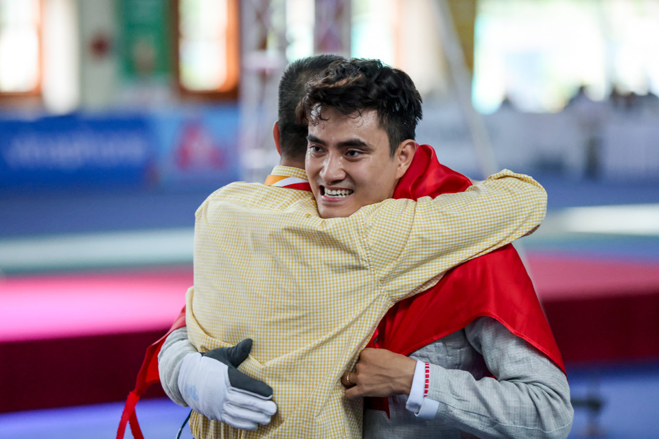 Vũ Thành An ăn mừng cùng huấn luyện viên trưởng Phạm Anh Tuấn. (Ảnh: Minh Sơn/Vietnam+)