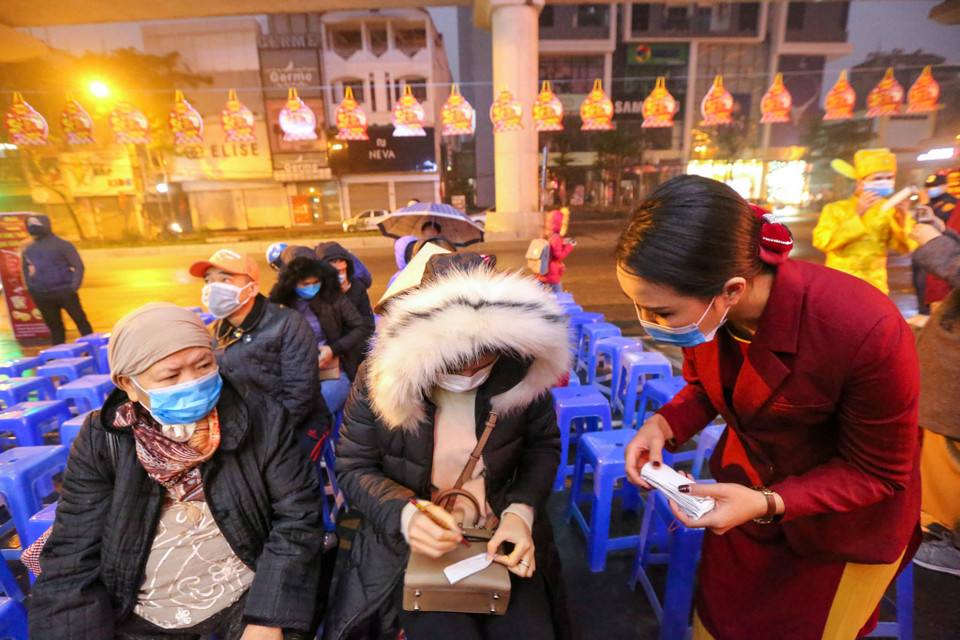 Khách hàng sẽ được phát trước phiếu để ghi số lượng vàng cần mua trước khi đến lượt. (Ảnh: Minh Sơn/Vietnam+)