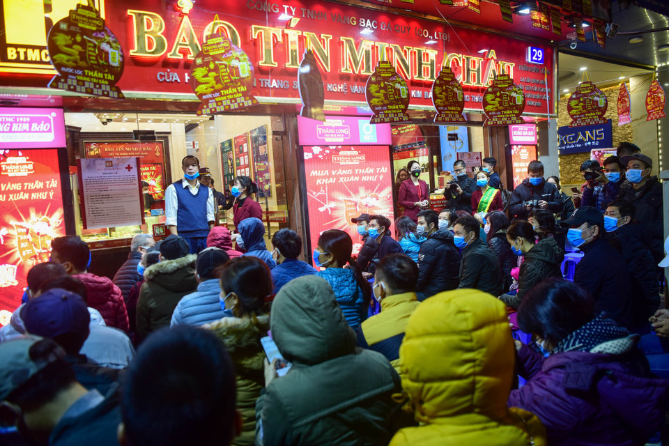 Sáng ngày 3/2 (mùng 10 tháng Giêng âm lịch) theo quan niệm dân gian là ngày vía Thần Tài. Trong ngày này, người dân cho rằng nếu mua được vàng thì sẽ may mắn, làm ăn phát đạt suốt cả năm. (Ảnh: Minh Sơn/Vietnam+)