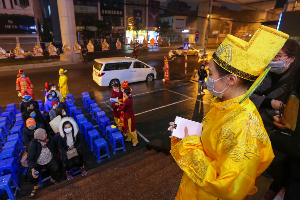 Tại cửa hàng vàng Bảo Tín Minh Châu trên phố Cầu Giấy, các thần tài được trang bị khẩu trang sẵn sàng phục vụ các khách hàng. (Ảnh: Minh Sơn/Vietnam+)
