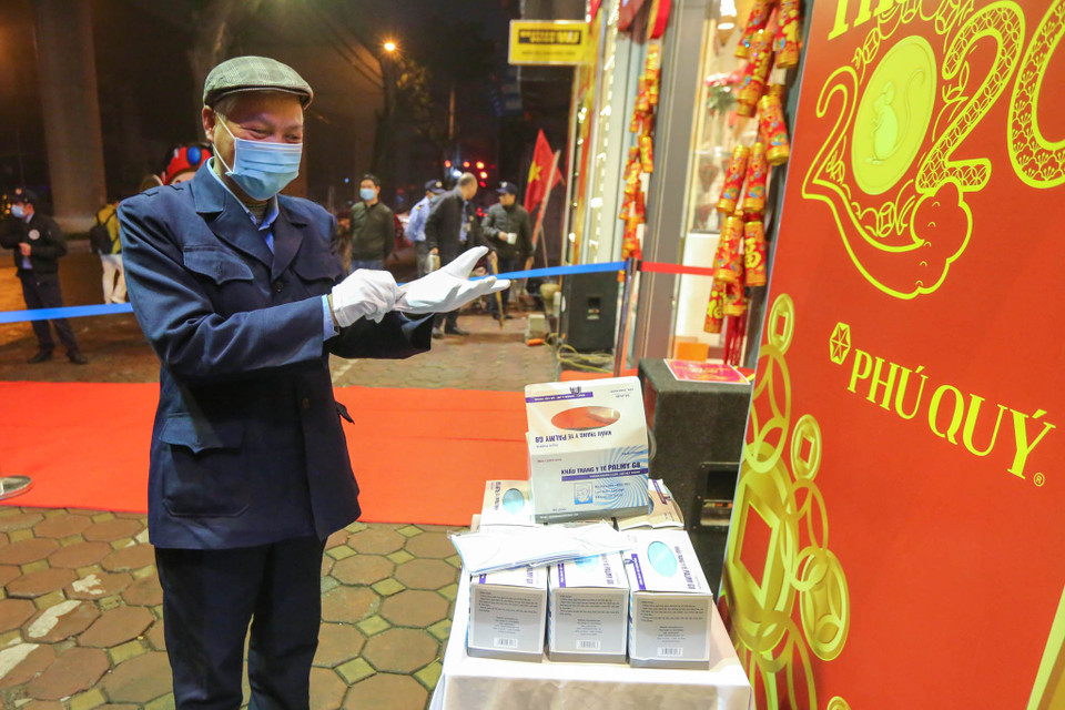 Năm nay giữa thời điểm dịch viêm đường hô hấp cấp bùng phát những cửa hàng vàng bạc đã chủ động bố trí nhân viên bày và phát khẩu trang cùng nước rửa tay cho khách hàng. (Ảnh: Minh Sơn/Vietnam+)