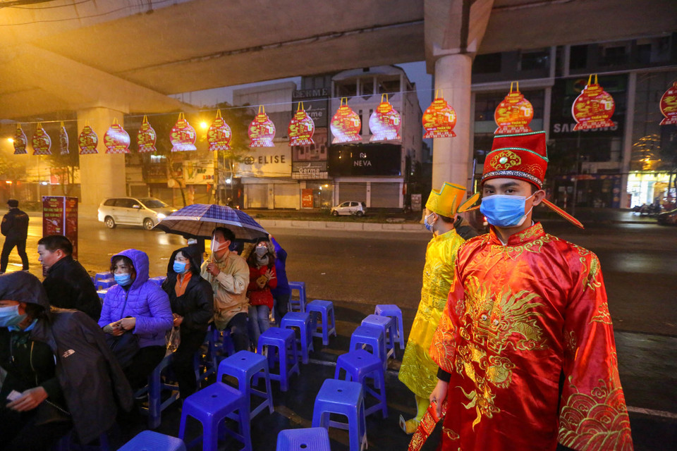 Theo đại diện các cửa hàng vàng, rất nhiều người dân đã đến mua vàng từ chiều 2/2 do lo ngại cảnh xếp hàng, một phần nữa người dân bắt đầu có xu hướng mua vàng trực tuyến và sẽ được nhận vàng tại một địa điểm khác. (Ảnh: Minh Sơn/Vietnam+)