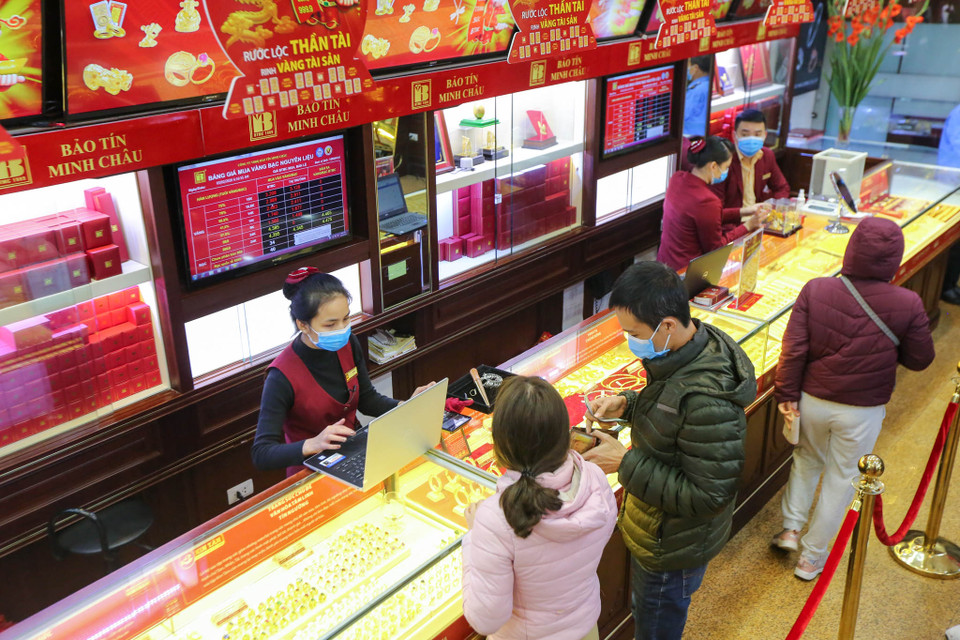 Theo quan niệm dân gian, mua vàng đầu năm nhất là đúng là ngày vía Thần Tài là một tín ngưỡng tâm linh quan trọng, đem lại tài lộc cho gia đình. (Ảnh: Minh Sơn/Vietnam+)