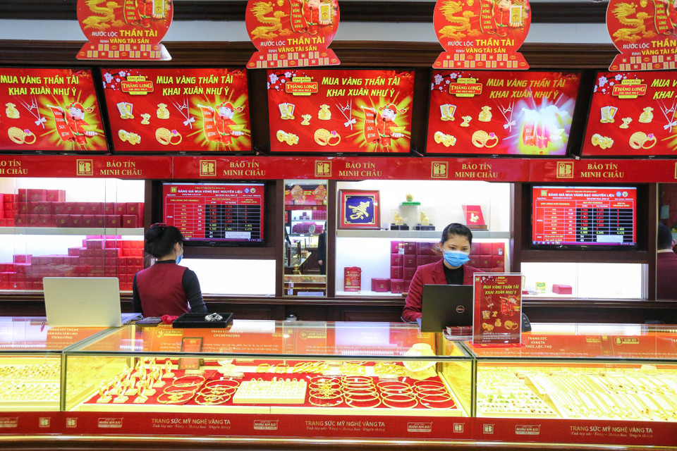 Thậm chí, việc mua vàng giờ nào, mua bao nhiêu vàng, cúng lễ thế nào cũng phải đúng giờ. (Ảnh: Minh Sơn/Vietnam+)