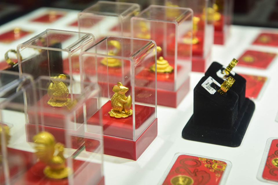 Để tránh tình trạng khan hiếm hàng, các cửa hàng vàng đã chuẩn bị chu đáo và đa dạng các mặt hàng từ nhẫn tròn trơn đến các sản phẩm trang sức vàng ta, vàng tây gắn đá ngọc quý phục vụ quý khách đón lộc thần tài. (Ảnh: Minh Sơn/Vietnam+)